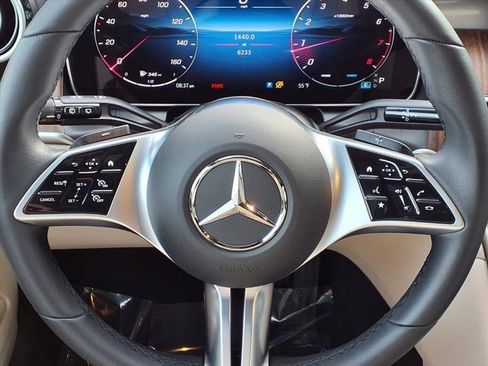 Used 2025 Mercedes-Benz GLC 300 image 8