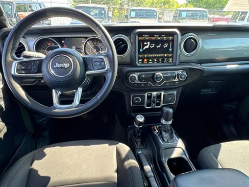 Used 2023 Jeep Wrangler Sahara image 8
