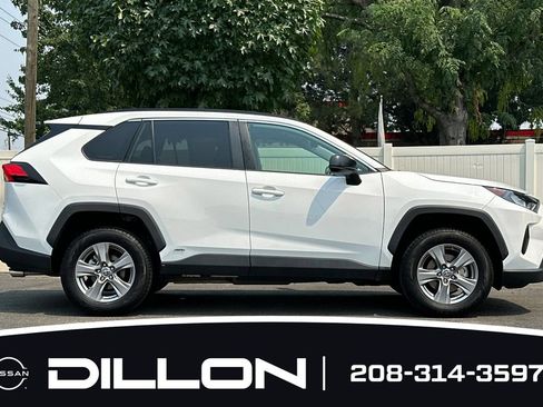 Used 2022 Toyota RAV4 LE AWD/4WD image 3