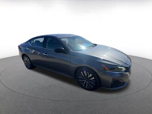 Used 2025 Nissan Altima 2.5 SV image 2