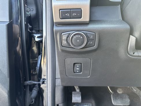 Used 2017 Ford F150 Platinum w/ Equipment Group 701A Luxury image 13