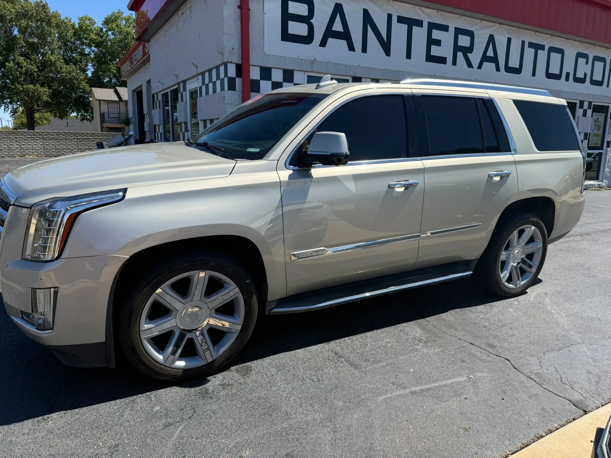 Used 2016 Cadillac Escalade Luxury AWD/4WD image 2