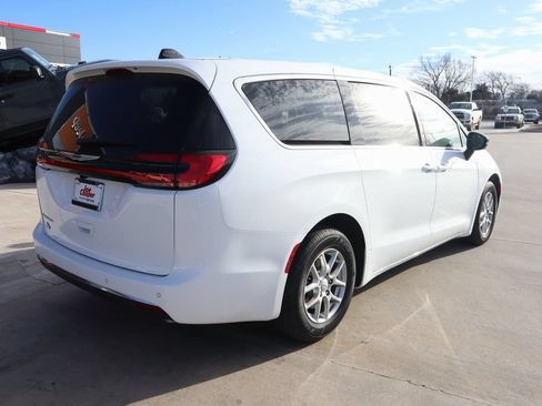 New 2026 Chrysler Pacifica Select FWD image 21