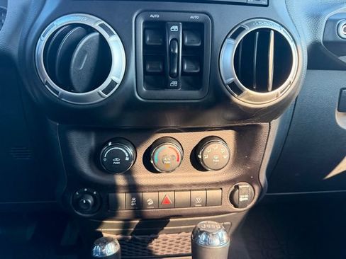 Used 2017 Jeep Wrangler Unlimited Rubicon w/ Connectivity Group AWD/4WD image 22