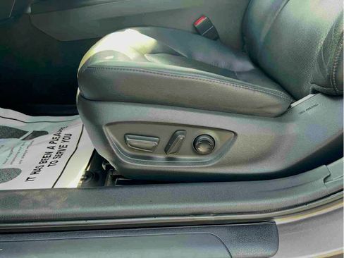 Used 2020 Toyota Camry XLE w/ Sunroof Package image 12