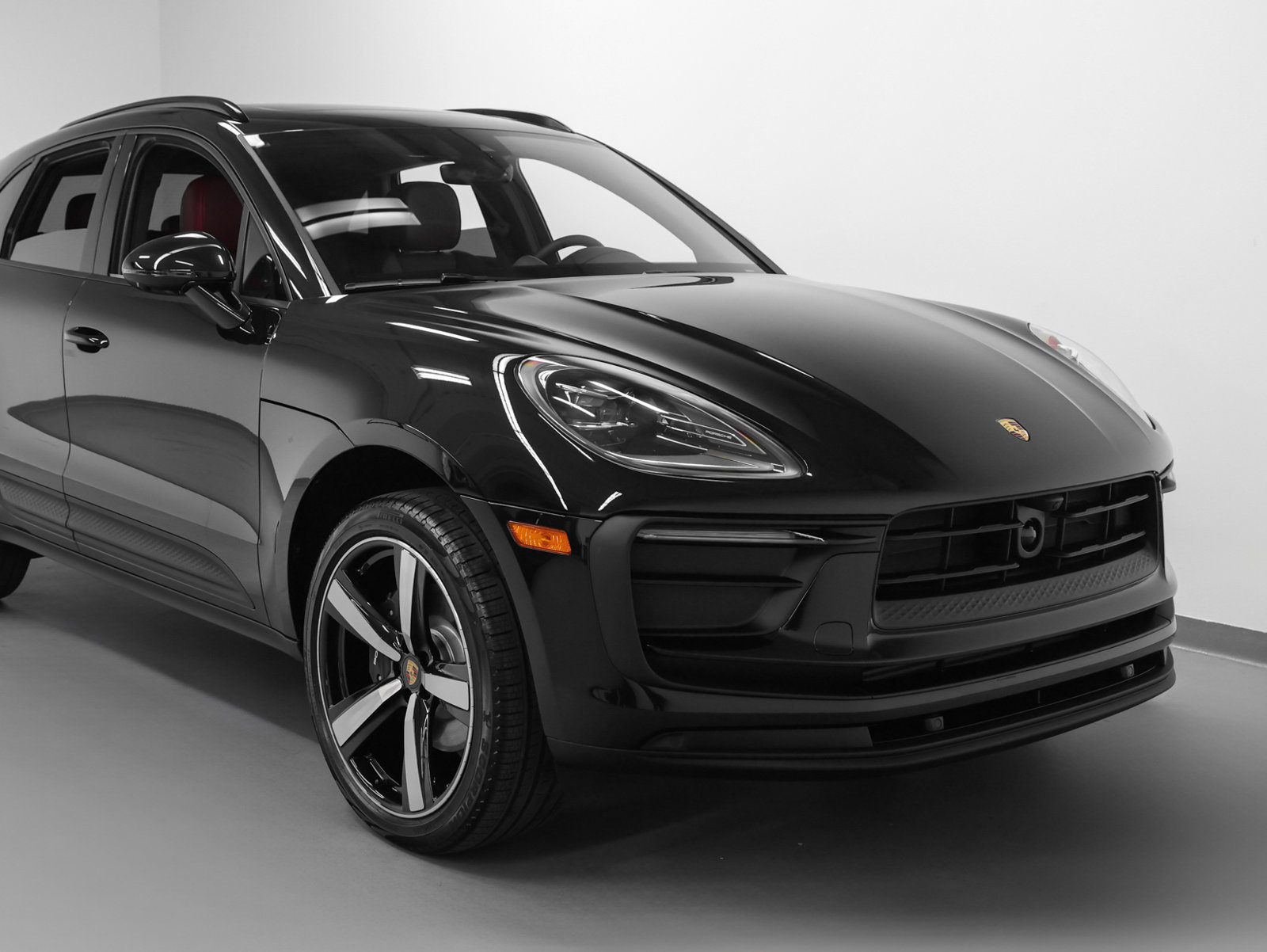 Certified 2026 Porsche Macan AWD/4WD image 9
