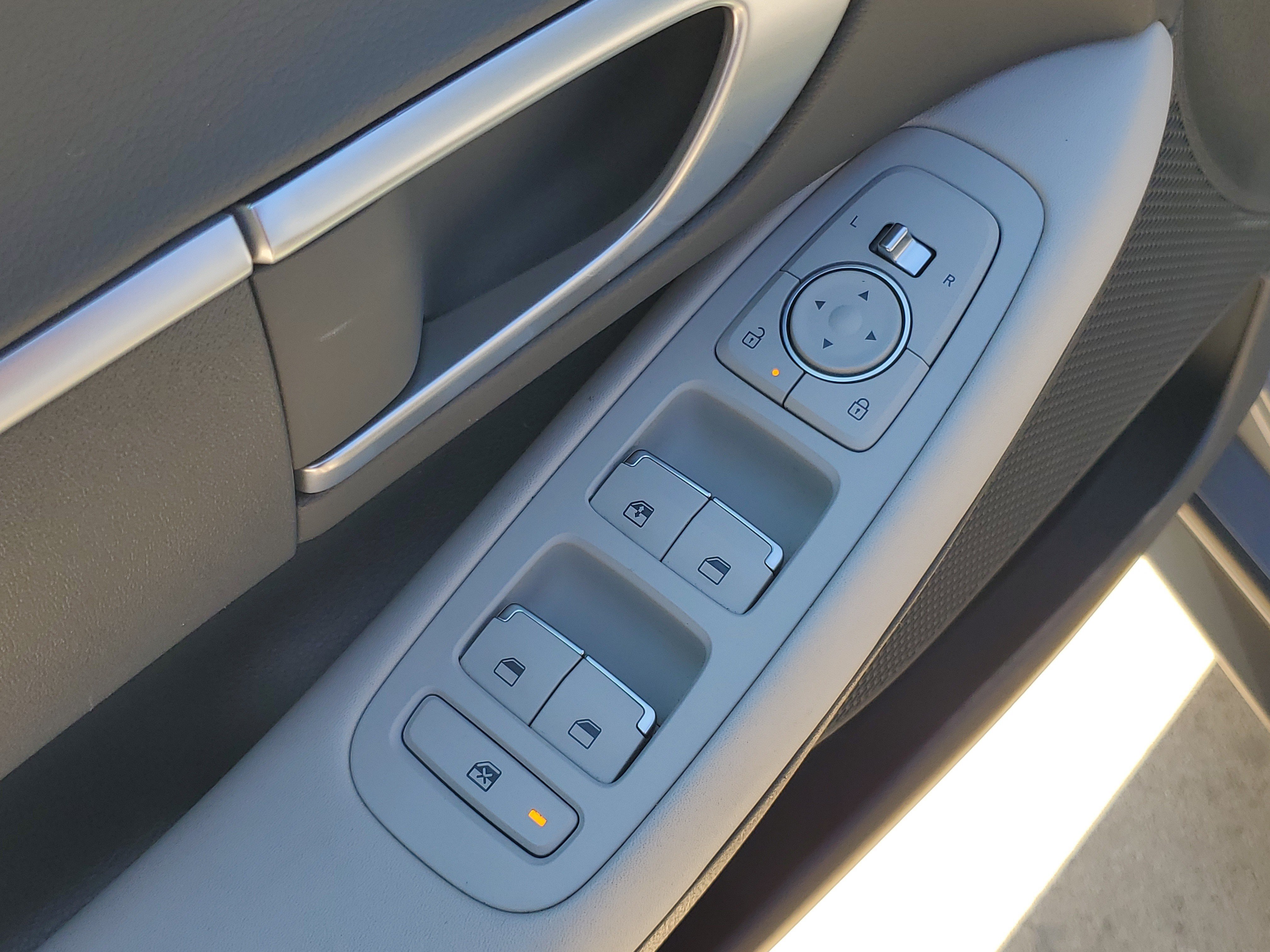 Used 2025 Hyundai Sonata SE FWD image 14