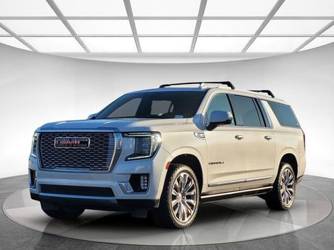 Used 2021 GMC Yukon XL Denali w/ Denali Premium Package image 9