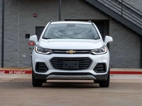 Used 2020 Chevrolet Trax LT FWD image 2