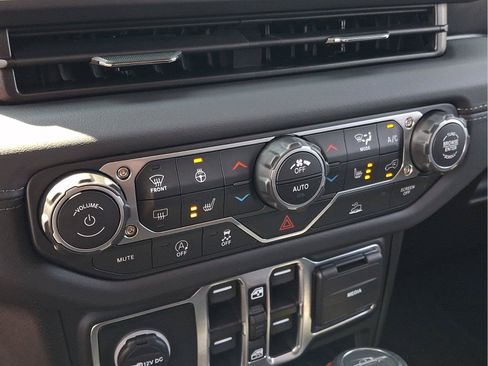 Used 2025 Jeep Gladiator Sport AWD/4WD image 15