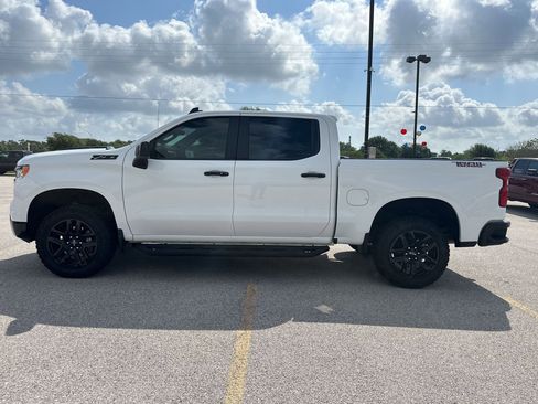 Used 2025 Chevrolet Silverado 1500 LT Trail Boss w/ Convenience Package II AWD/4WD image 2