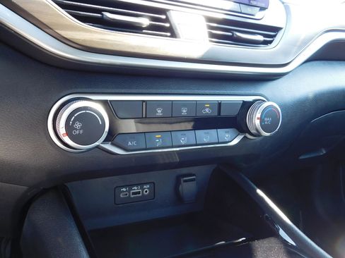 Used 2024 Nissan Altima 2.5 SV FWD image 18