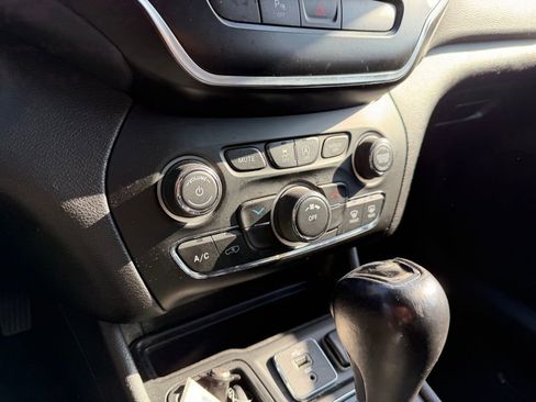 Used 2020 Jeep Cherokee Latitude Plus FWD image 18