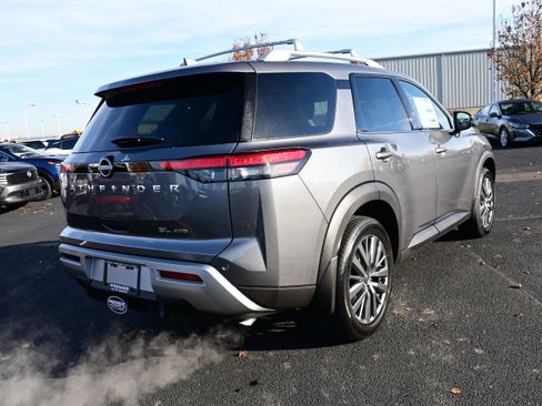 New 2025 Nissan Pathfinder SL image 5