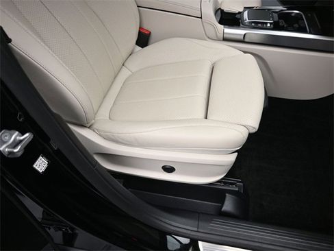 Used 2021 Mercedes-Benz GLB 250 4MATIC image 33