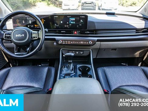 Used 2025 Kia Carnival FWD image 28
