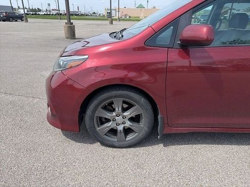 Used 2017 Toyota Sienna SE w/ SE Preferred Package image 10