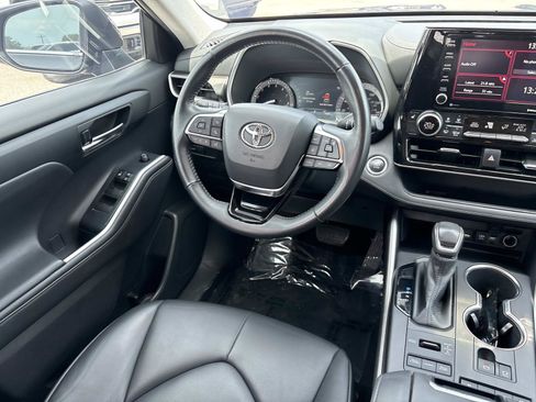 Used 2020 Toyota Highlander XLE AWD/4WD image 26