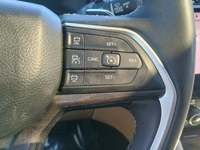 Used 2023 Jeep Grand Cherokee Limited AWD/4WD image 30