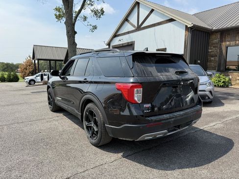 Used 2021 Ford Explorer XLT w/ Equipment Group 202A RWD image 3