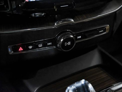 Used 2022 Volvo XC60 B5 Inscription w/ Advanced Package FWD image 25
