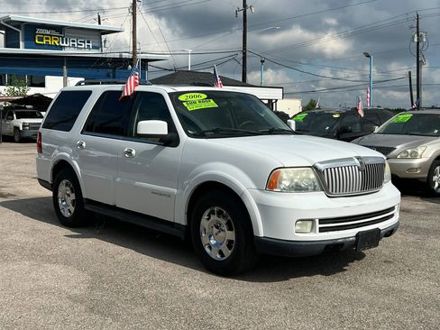 Used 2006 Lincoln Navigator Luxury RWD image 4