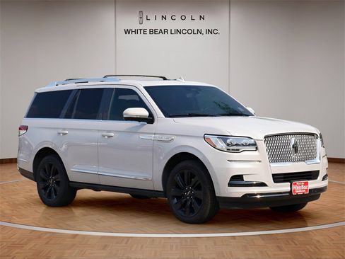 Used 2024 Lincoln Navigator Reserve image 3