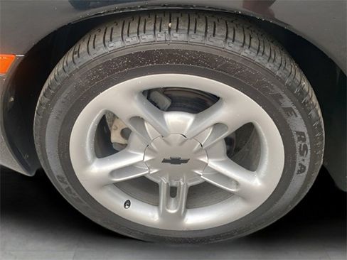 Used 2004 Chevrolet SSR w/ Preferred Equipment Group image 29