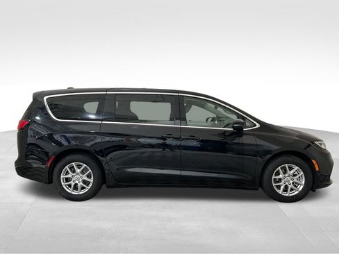 Used 2024 Chrysler Pacifica Touring-L FWD image 7