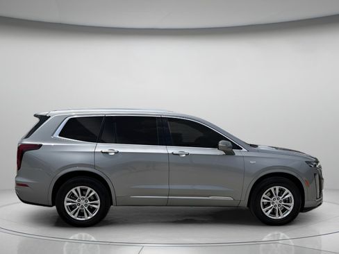 Used 2025 Cadillac XT6 Luxury FWD image 2