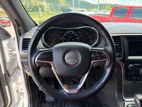 Used 2021 Jeep Grand Cherokee Laredo AWD/4WD image 13