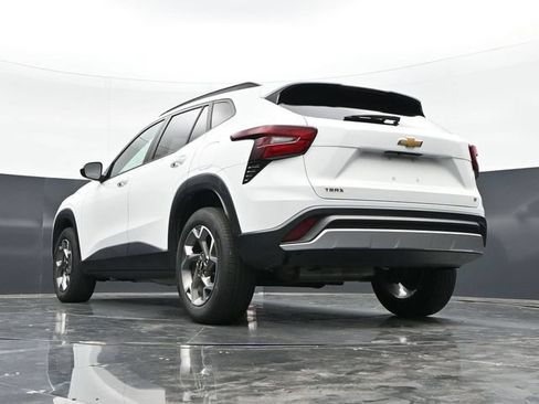Used 2025 Chevrolet Trax LT w/ LT Convenience Package FWD image 43