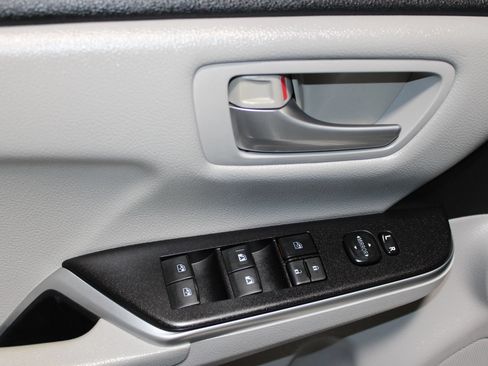 Used 2016 Toyota Camry LE FWD image 9