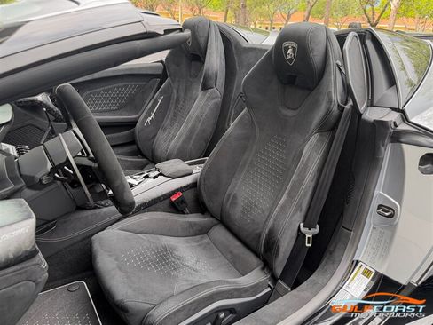 Used 2019 Lamborghini Huracan Performante AWD/4WD image 22