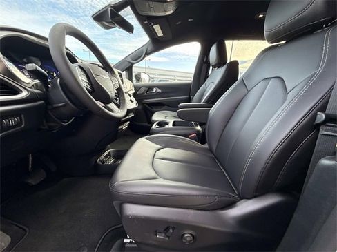 New 2026 Chrysler Voyager LX image 7