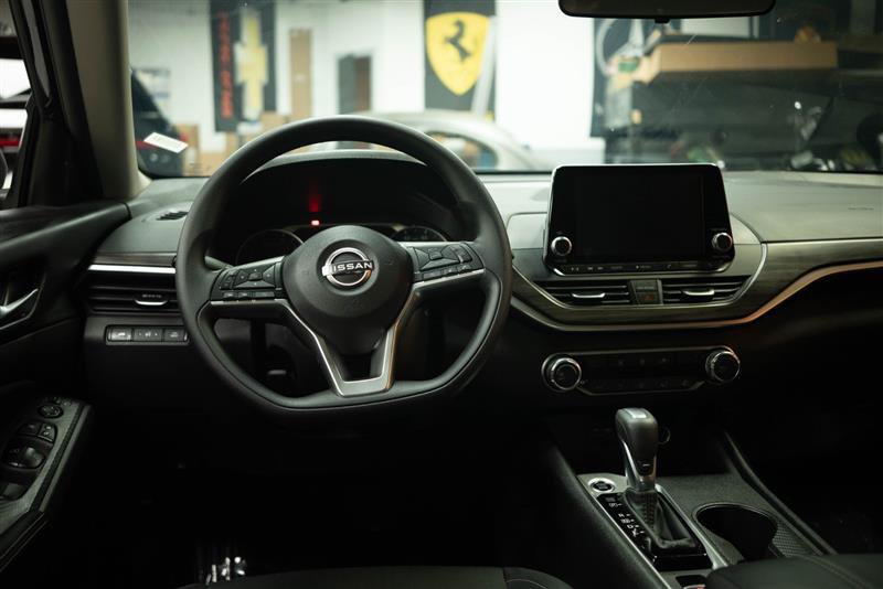 Used 2025 Nissan Altima 2.5 SV AWD/4WD image 18