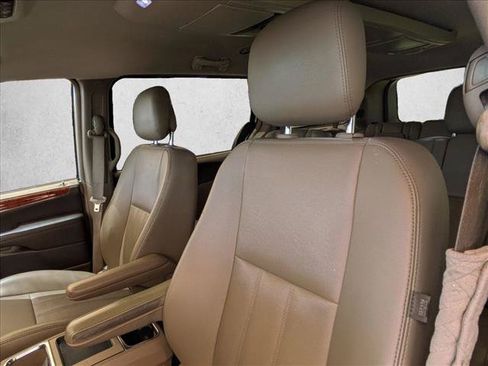 Used 2015 Chrysler Town & Country Touring w/ Driver Convenience Group FWD image 9