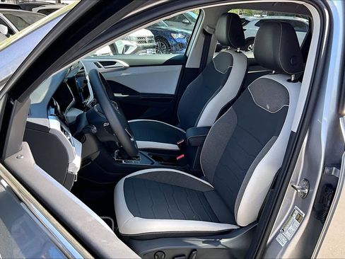 New 2026 Volkswagen Taos SE FWD image 9