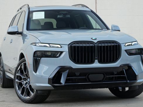 Used 2023 BMW X7 xDrive40i w/ M Sport Package AWD/4WD image 4