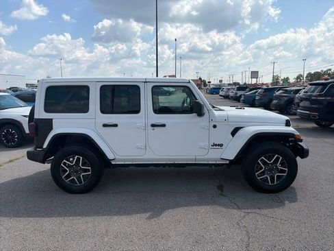 Used 2026 Jeep Wrangler Unlimited Sahara AWD/4WD image 7