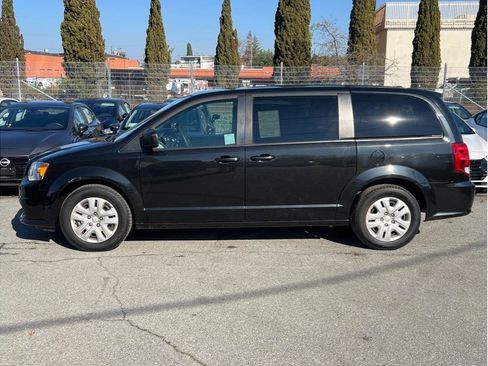 Used 2018 Dodge Grand Caravan SE w/ UConnect Hands-Free Group image 7