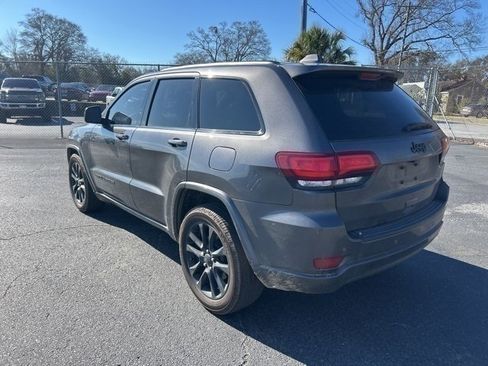 Used 2021 Jeep Grand Cherokee Laredo X image 3
