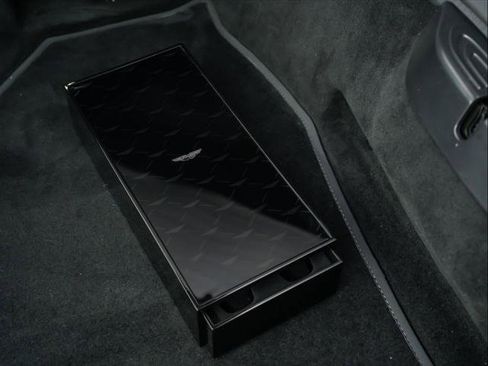 Used 2025 Aston Martin V8 Vantage Coupe image 32