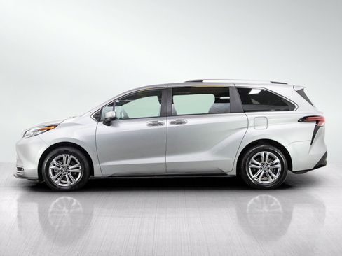 Used 2024 Toyota Sienna Platinum AWD/4WD image 2