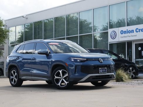 Certified 2025 Volkswagen Tiguan SE FWD image 1