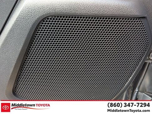 Used 2020 Toyota Highlander XLE AWD/4WD image 13