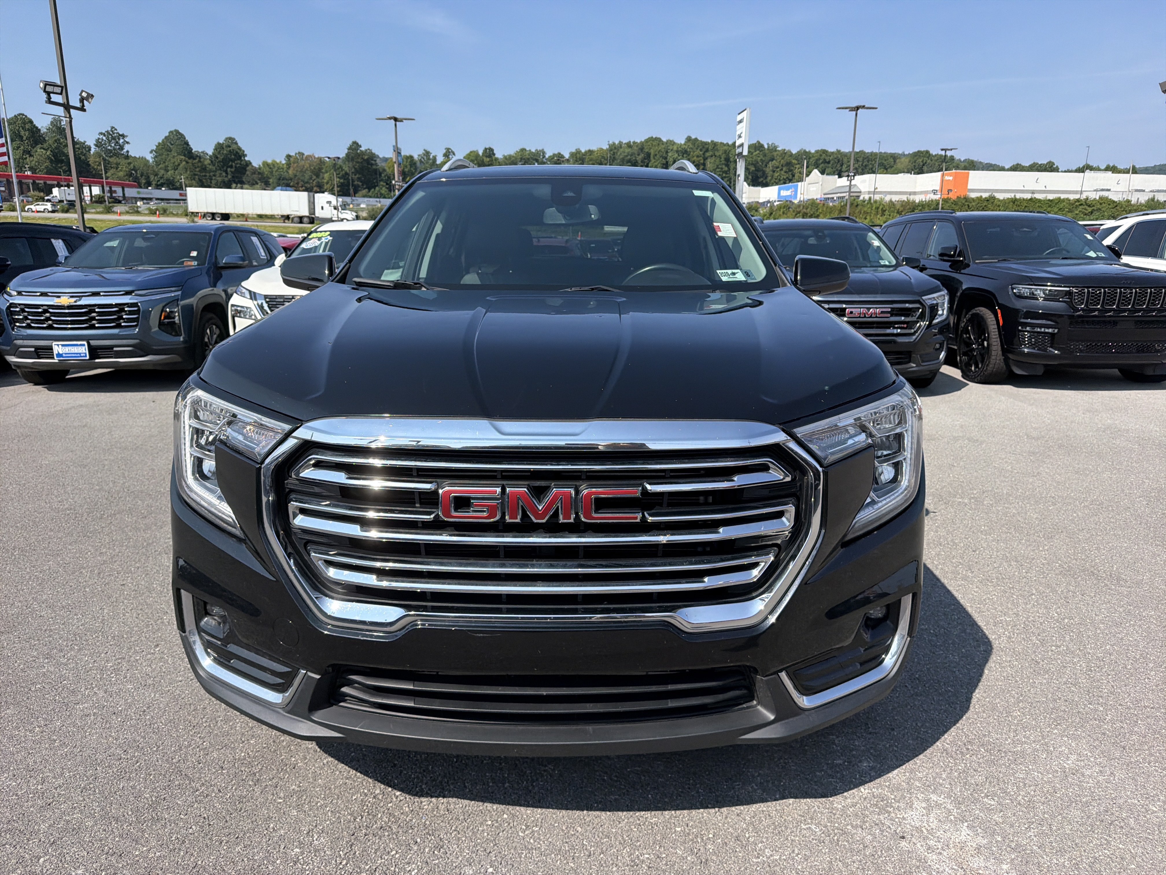Used 2022 GMC Terrain SLT w/ Infotainment Package II AWD/4WD image 2