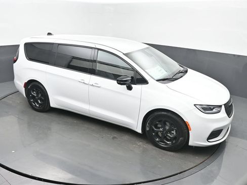 Used 2024 Chrysler Pacifica Limited FWD image 44