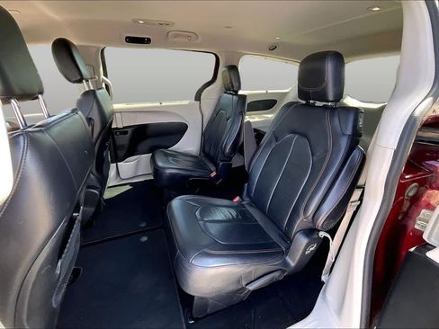 Used 2018 Chrysler Pacifica Touring-L FWD image 19