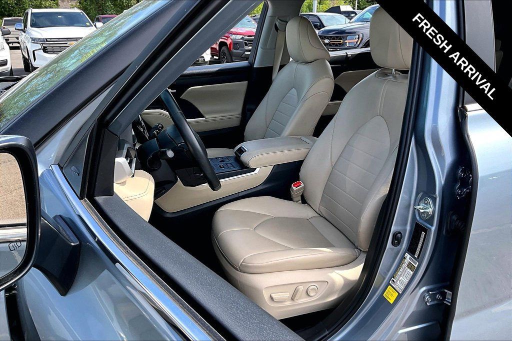 Used 2024 Toyota Highlander XLE AWD/4WD image 21